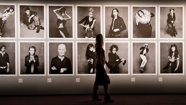 Auf 113 Fotos tragen Freunde des Hauses Chanel das klassische, schwarze Chanel-Jacket. Die Ausstellung geht vom 23.11. bis zum 14.12.2012.