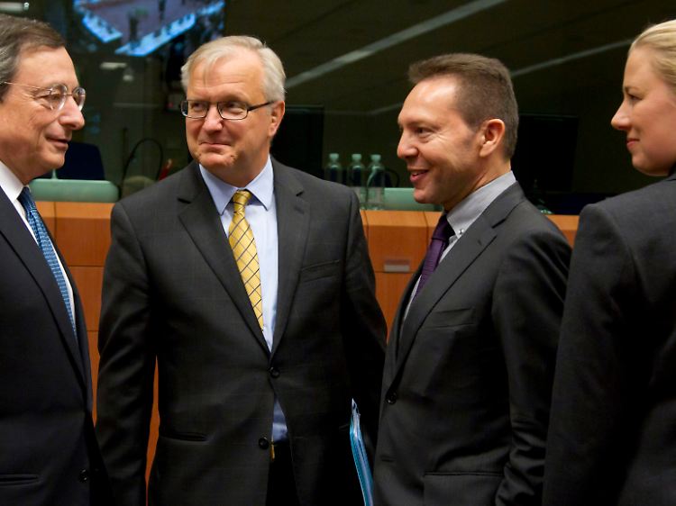Spitzentreffen der Euro-Kassenchefs: Mit dabei sind unter anderem auch EZB-Chef Mario Draghi, Währungskommissar Olli Rehn, Griechenlands Finanzminister Jannis Stournaras und seine Amtskollegin aus Finnland, Jutta Urpilainen (v.l.n.r.).