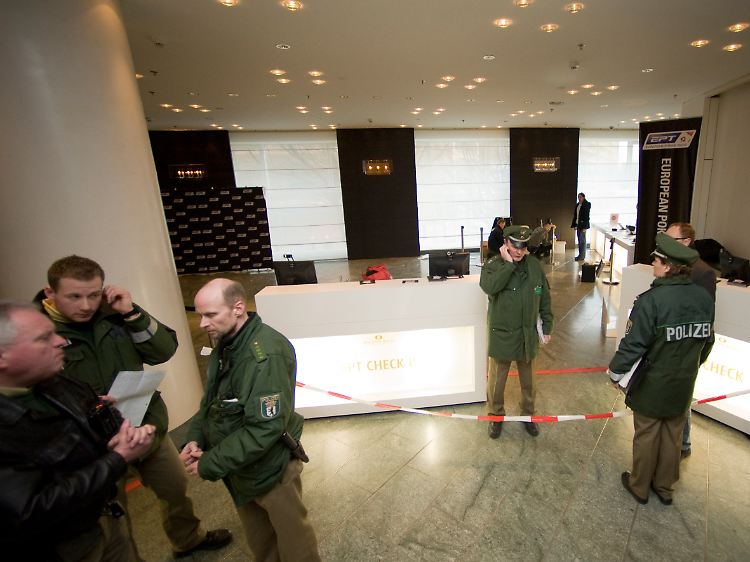Der Überfall im Berliner Hyatt-Hotel hat eine Großfahndung ausgelöst.