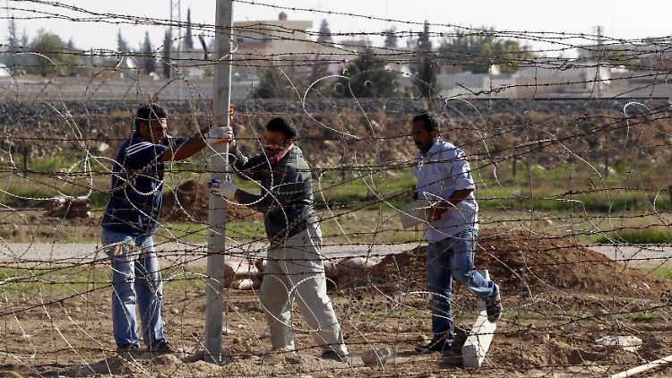 Türkische befestigen eine Grenzanlage zu Syrien.