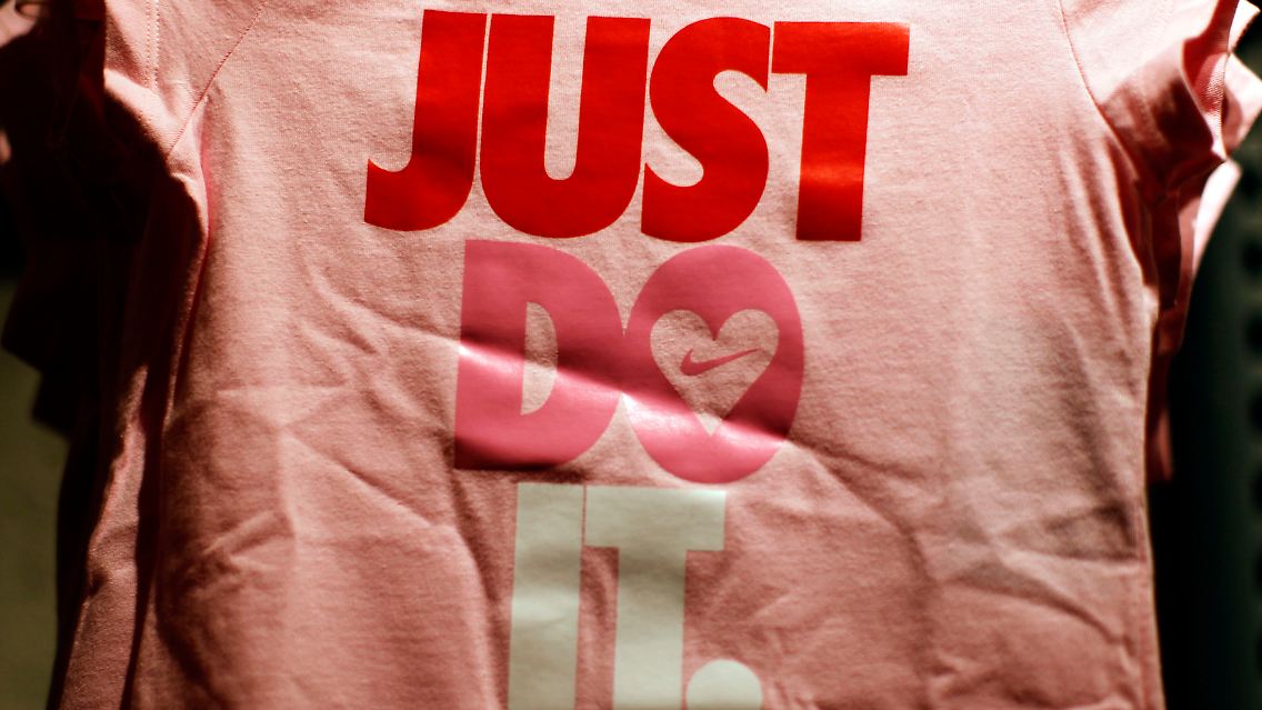 Nike investiert mehr in Werbung, um die Fans in Kauflaune zu versetzen.