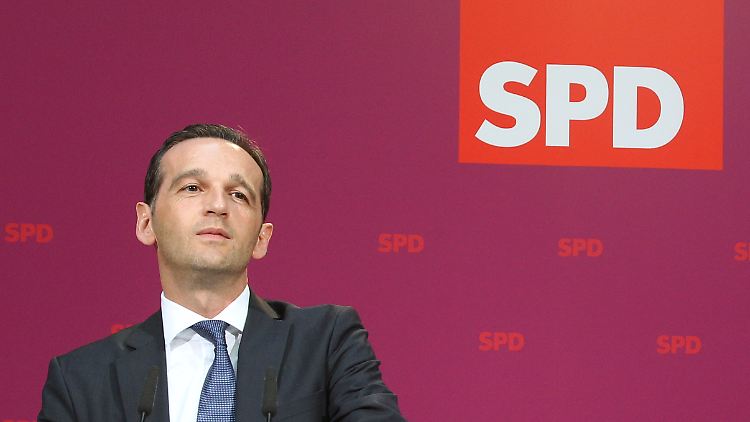 Vor modernem Purpur-Hintergrund: Heiko Maas.