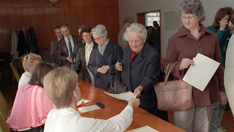DDR-Bürger wählen zum ersten Mal mit dem Gefühl, dass ihre Stimme zählt (Archivbild vom 18.03.1990).