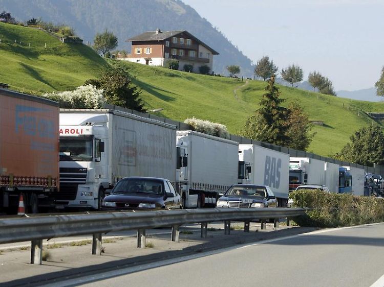Stau auf der Schweizer Autobahn vor dem Gotthard-Tunnel: In den Alpenregionen könnte es wegen Bauarbeiten in Tunneln zu Behinderungen kommen.