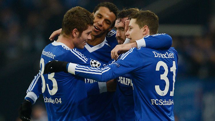 Roman Neustädter, Joel Matip und Julian Draxler bejubeln das später Siegtor von Christian Fuchs.