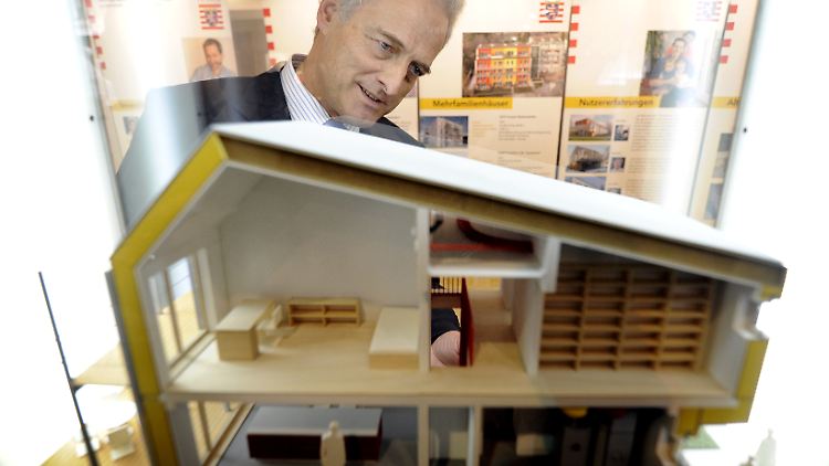 Bundesbauminister Ramsauer betrachtet das Modell eines Niedrigenergiehauses in Essen.