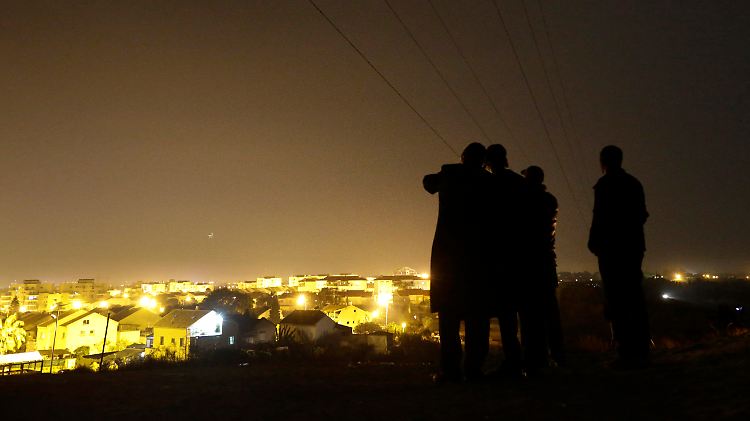 Israelis schauen auf Sderot. Erstmals seit Tagen sind keine Raketen am Himmel mehr zu sehen.