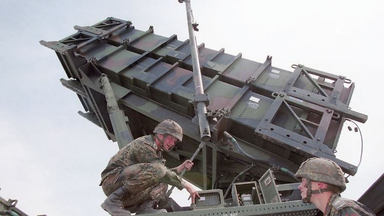 Soldaten der Bundeswehr richten die Abschussrampe ein.