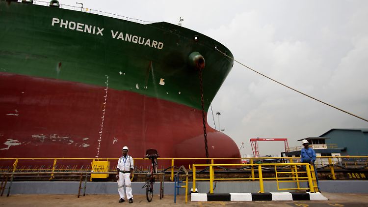 Leer und unbeladen liegt die "Phoenix Vanguard" im Trockendock der Keppel-Werft in Singapur. Der Rohöltanker wird für die nächste große Fahrt vom Golf in Richtung Asien generalüberholt.