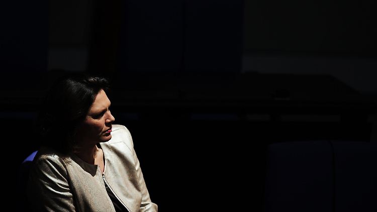 Licht und Schattten: Aigner im Bundestag.
