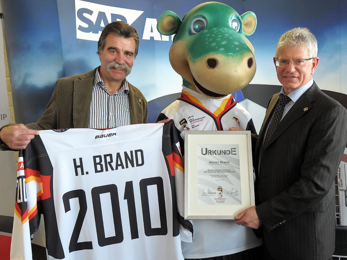 Der Generalsekretär des Deutschen Eishockeybundes Franz Reindl überreicht dem neuen Eishockey-WM-Botschafter Heiner Brand seine Urkunde.