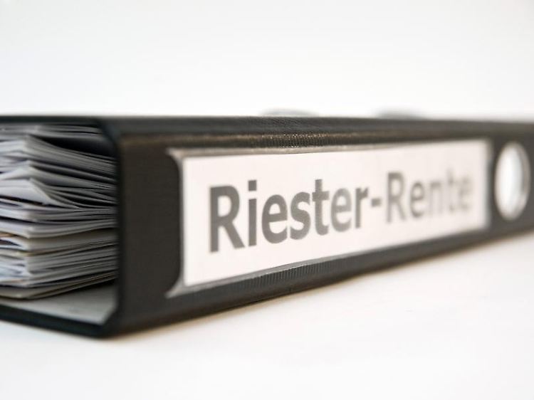 Mindestens einmal im Jahr lohnt sich ein Blick in die Vertragsunterlagen. Denn Riester-Policen sollten immer angepasst werden.
