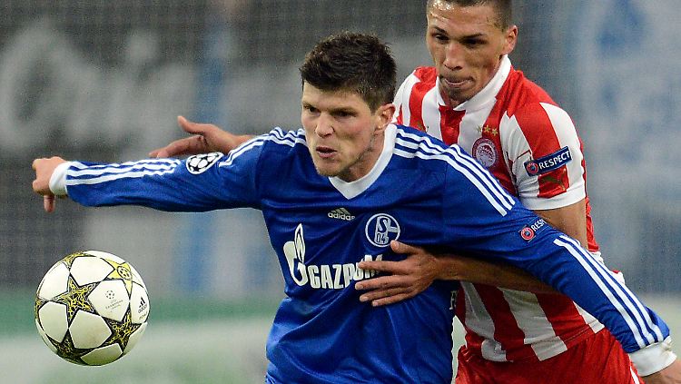 "Ich habe das auch gehört, da weiß er mehr als ich": Klaas-Jan Huntelaar, hier beim Sieg gegen Olympiakos Piräus.