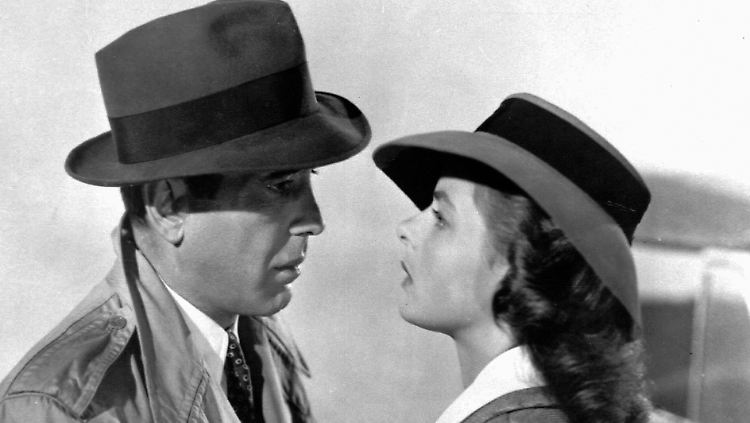Sie schauen sich in die Augen: Rick (Bogart) und Ilsa (Bergman). Bogart freilich trägt Plateau-Schuhe, damit er größer wirkt.
