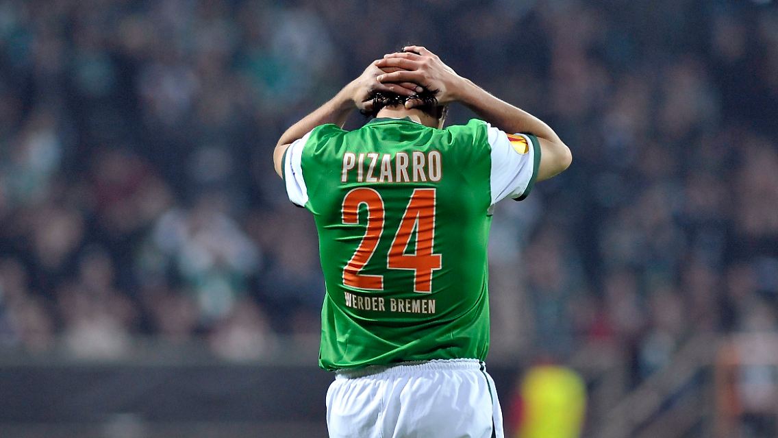 Zum Haareraufen: Claudia Pizarro trauert einer vergebenen Chance nach.