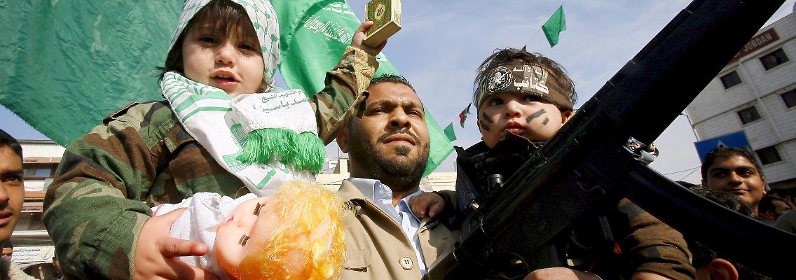 Nach der Vereinbarung zur Feuerpause: Anhänger der Hamas feiern sich als Sieger.