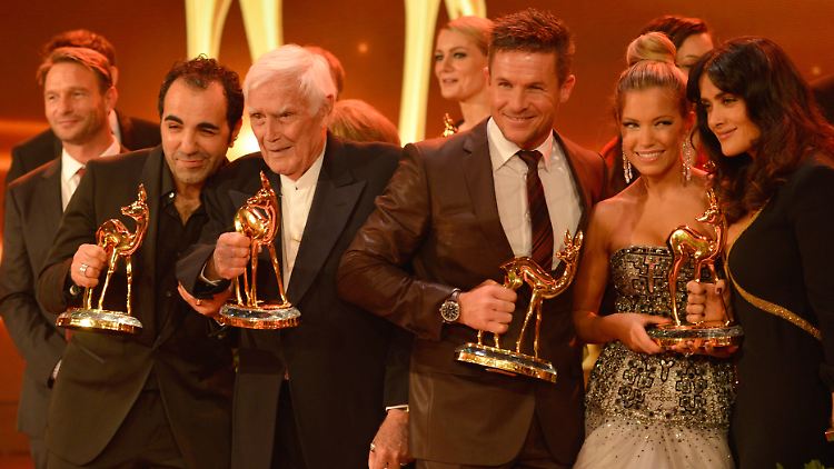 Joachim Adnan Maral, Blacky Fuchsberger, Felix Baumgartner und Salma Hayek (v.l.) posieren mit ihren Bambis.