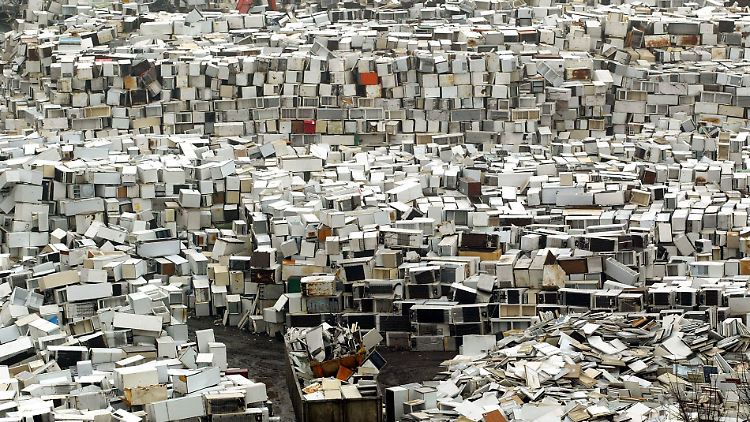 Hier warten 70.000 Kühlschränke auf ihre Entsorgung.