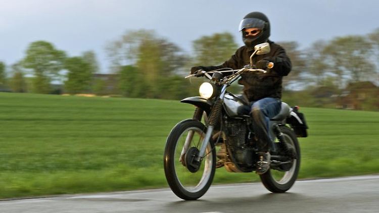 Probefahrt allein reicht nicht: Beim Kauf eines gebrauchten Bikes muss man die Vorgeschichte ansprechen und auf Spuren wie Kratzer achten.