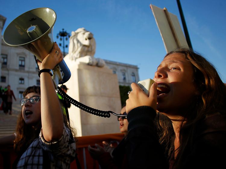 Mit Megafon gegen den europäischen Sparzwang: In Portugal protestieren Studierende vor dem Parlament.