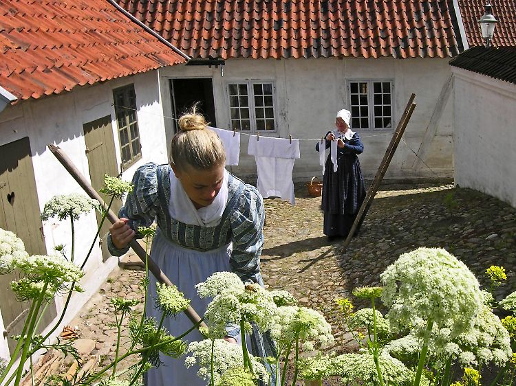 In Gamle By gibt es nicht nur Gebäude zu sehen, an vielen Stellen wird gearbeitet wie in alten Zeiten.