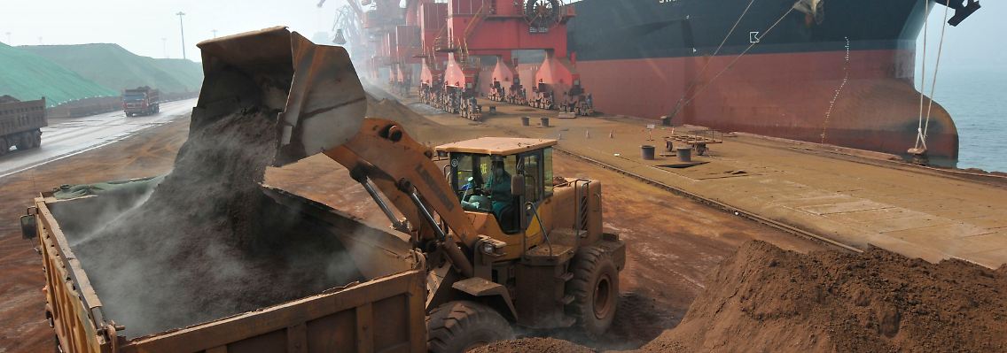 Eisenerz aus dem Boden Australiens erreicht China: Der Hafen Rizhao in der Provinz Shandong spielt für die chinesischen Schüttgutimporte eine herausragende Rolle.