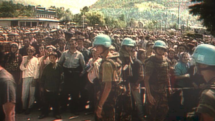 Screenshot des niederländischen Fernsehen vom 11. Juli 1995: Holländische UN-Soldaten in Potocari vor Hunderten von moslemischen Zivilisten, die aus dem nahegelegenen Srebrenica geflüchtet sind.
