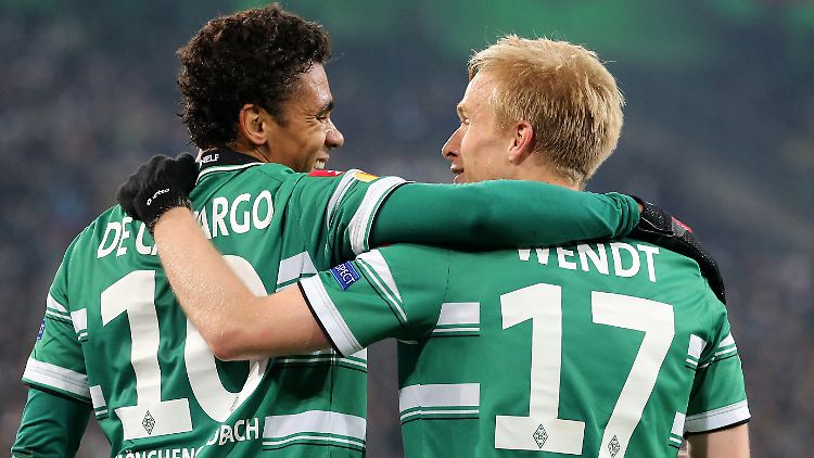Hauptsache weiter: Mönchengladbachs Igor de Camargo und Oscar Wendt.