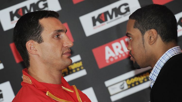Schwergewichtsboxer Wladimir Klitschko aus der Ukraine und sein Herausforderer Eddie Chambers (r) aus den USA.