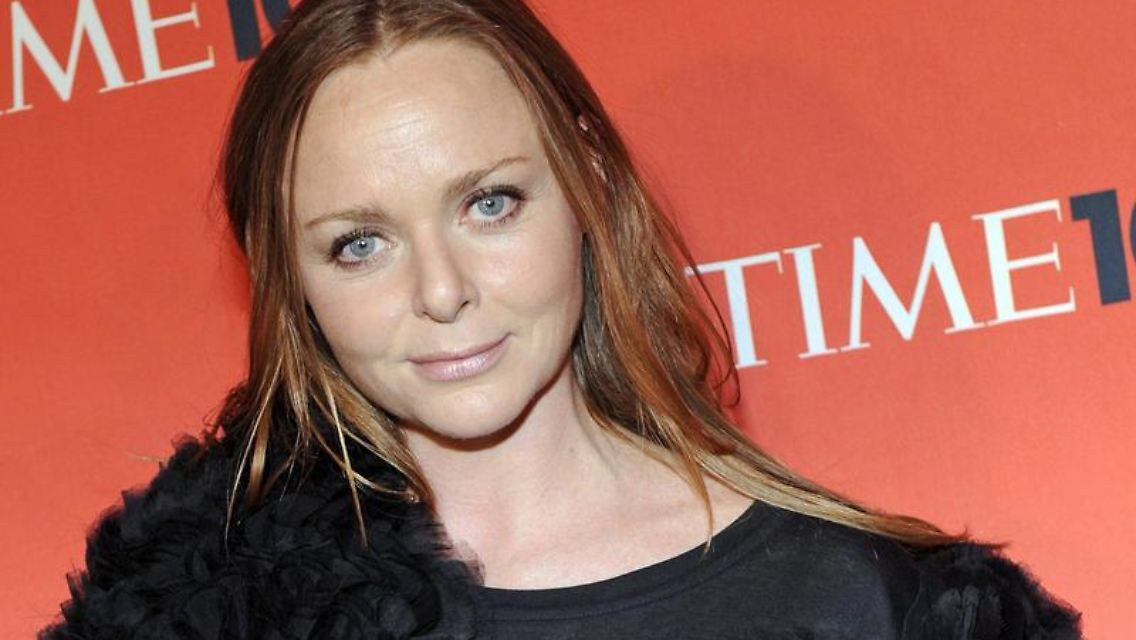Lässt den Hasen lieber hoppeln, als ihn sich um den Hals zu hängen: Stella McCartney.