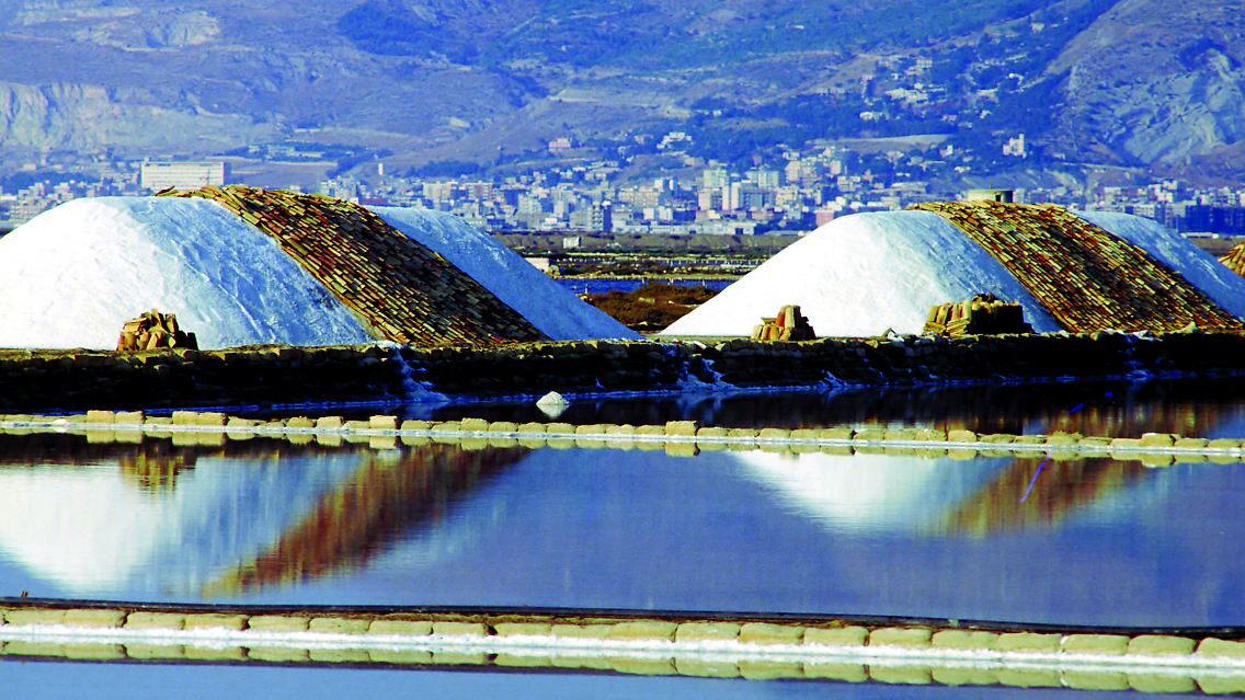Meterhoch türmt sich bei Trapani das Salz der Meerwassersalinen auf.