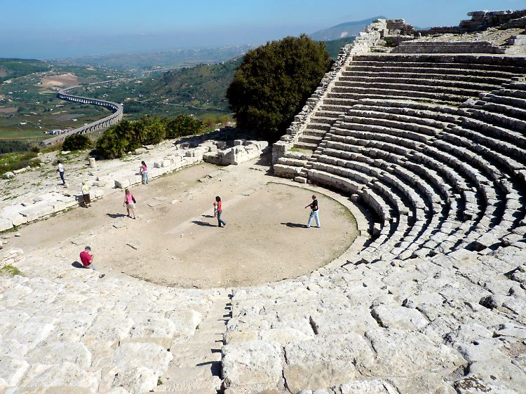 Griechische Ruinenlandschaft in den Bergen: In Segesta gibt es zum Amphitheaters ein grandioses Panorama gleich dazu.