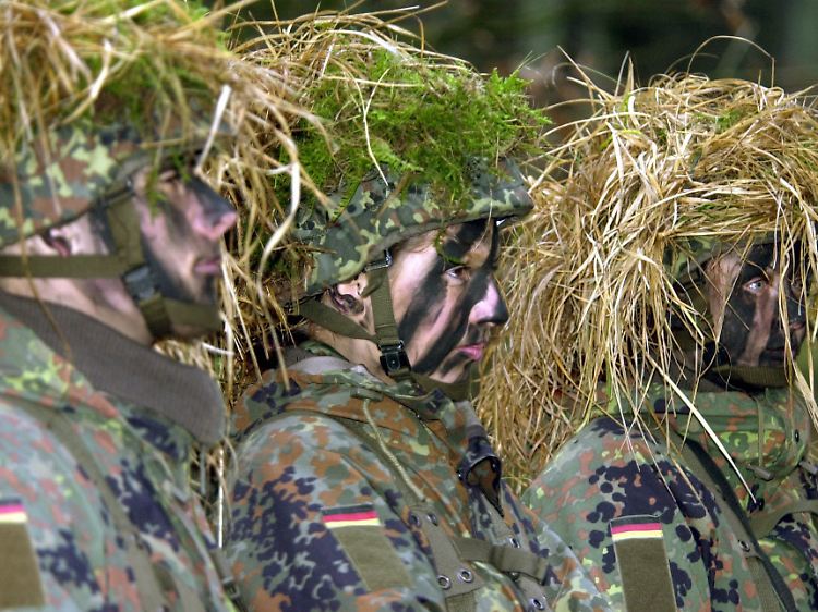 Mit Hilfe von Blättern, Moos, Farbe und Tarnkleidung können sich Soldaten in entsprechender Umgebung fast unsichtbar machen.