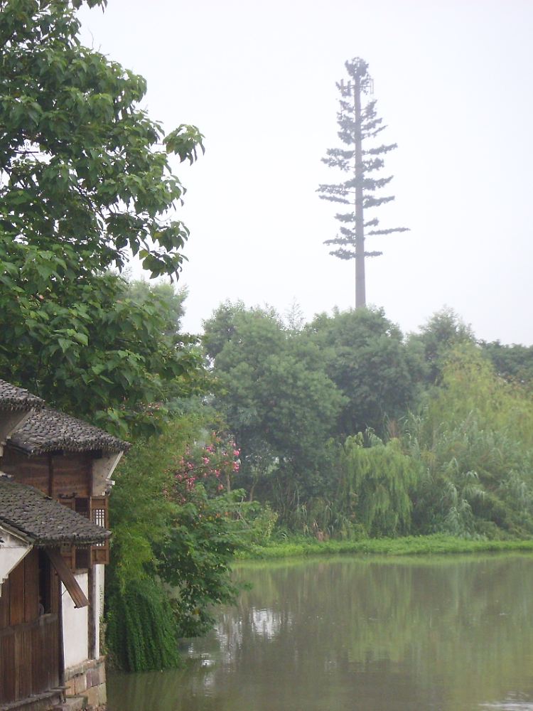 Vom chinesischen Museumsdorf Wuzhen Xizha aus kann man sogar einen als Baum getarnten Sendemast bewundern.