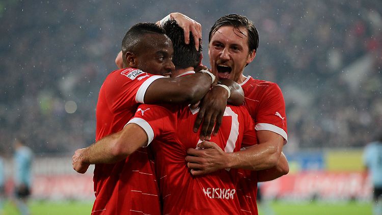 Nando Rafael, Stefan Reisinger und Adam Bodzek jubeln über Reisingers Tor zum 2:0.