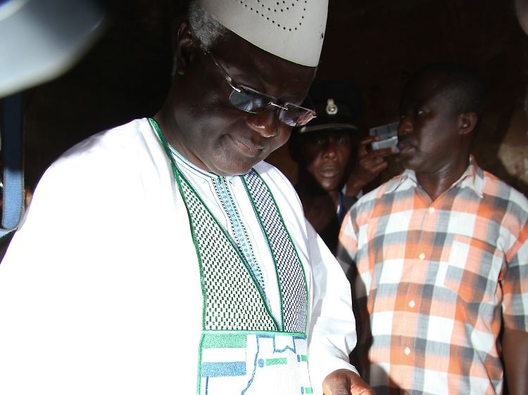 Mit 58,7 Prozent der Stimmen wiedergewählt - Ernest Koroma.