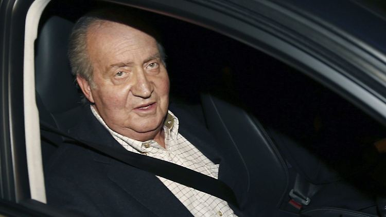Spaniens König Juan Carlos bei seiner Ankunft im Madrider Krankenhaus.