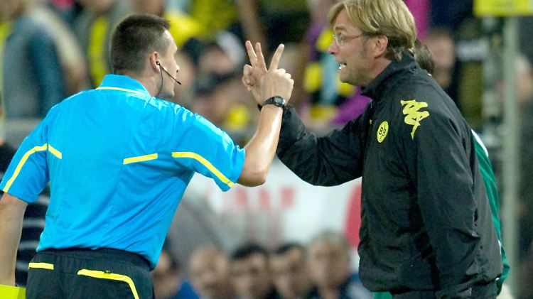 Einspruch, euer Ehren: BVB-Coach Jürgen Klopp interveniert beim Schiedsrichter.