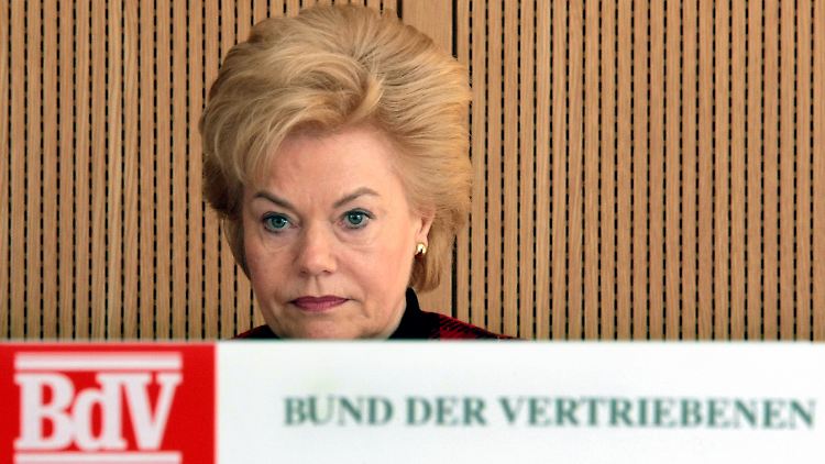 Für Steinbach ist es erklärlich, "dass es Männer mit zuvor gesammelter organisatorischer Erfahrung waren, die das Heft in die Hand nahmen."