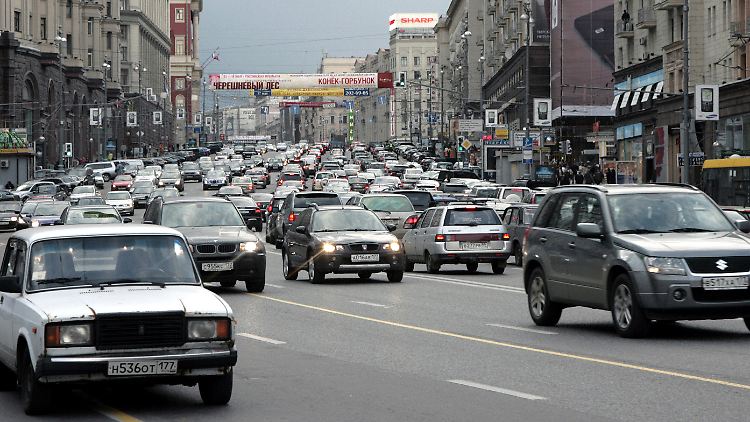 Endlose Blechlawinen rollen über die Straßen von Moskau.