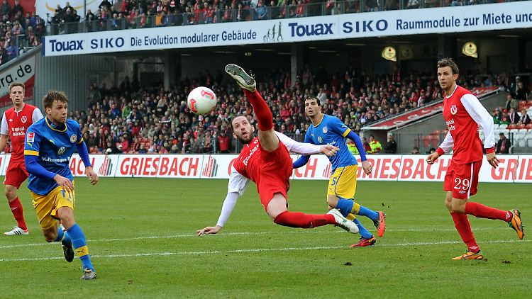 Am 15. Spieltag setzte es für Eintracht Braunschweig die erste Saisonniederlage, in Cottbus. Das wahrt damit den Kontakt zu den Aufstiegsrängen.