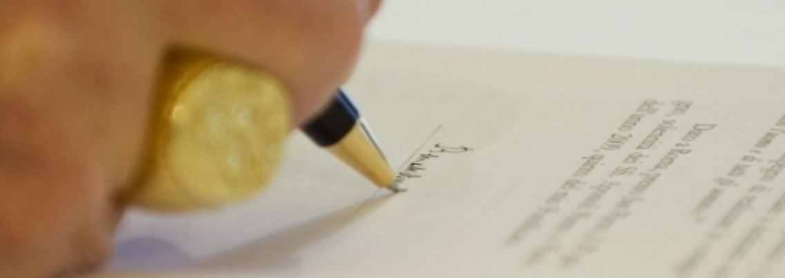 Papst Benedikt XVI. hat den Hirtenbrief zum tausendfachen Missbrauchsskandal in der irischen Kirche unterschrieben – veröffentlicht wird er aber erst am Samstag.