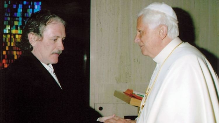 Bernie McDaid trat 2008 als Missbrauchsopfer der katholischen Kirche vor Benedikt XVI. Er offenbarte ihm seine peinvollen Erlebnisse als Messdiener einer Kirchengemeinde in Boston.