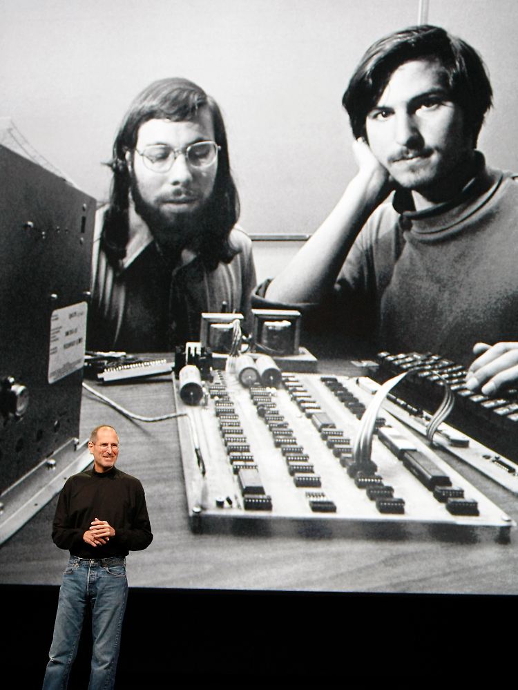 Steve Jobs im Jahr 2010 vor einem Foto aus den Anfangstagen mit Steve Wozniak (l.).