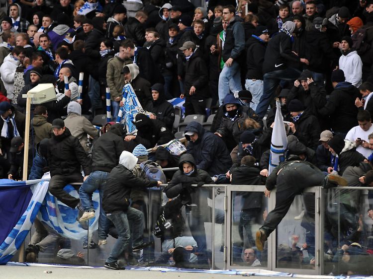 Randale nach der Nürnberg-Schlappe. 23 Randalierer haben bereits Anzeigen und Stadienverbote bekommen.