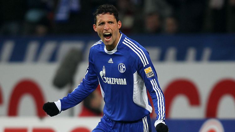 Trainer Magath will mit den Vertragsverhandlungen zu Kuranyi noch warten. Der Torjäger könnte das Gelsenkirchener Budget überschreiten.