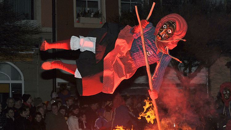 Am Ende kamen sie doch noch, die Hexen. Der Dax konnte im hektischen Endgeschäft die 6000er-Marke nicht halten.
