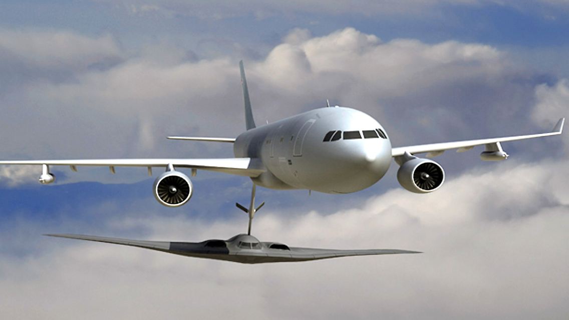 Ein Werksfoto der Firma Northrop Grumman zeigt ein Tankflugzeug vom Typ KC-30 beim Auftanken eines B2-Bombers in der Luft.