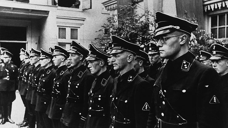 Mitglieder der niederländischen SS, später umbenannt in "Germanische SS in den Niederlanden" (Archivbild vom 9. Oktober 1941).