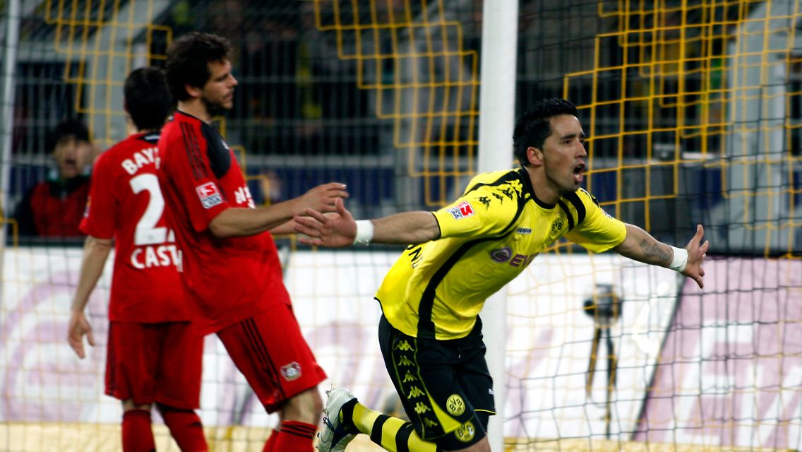 Lucas Barrios zeigte den Leverkusener Angreifern nach dem Seitenwechsel, wie man aus Chancen Tore macht.